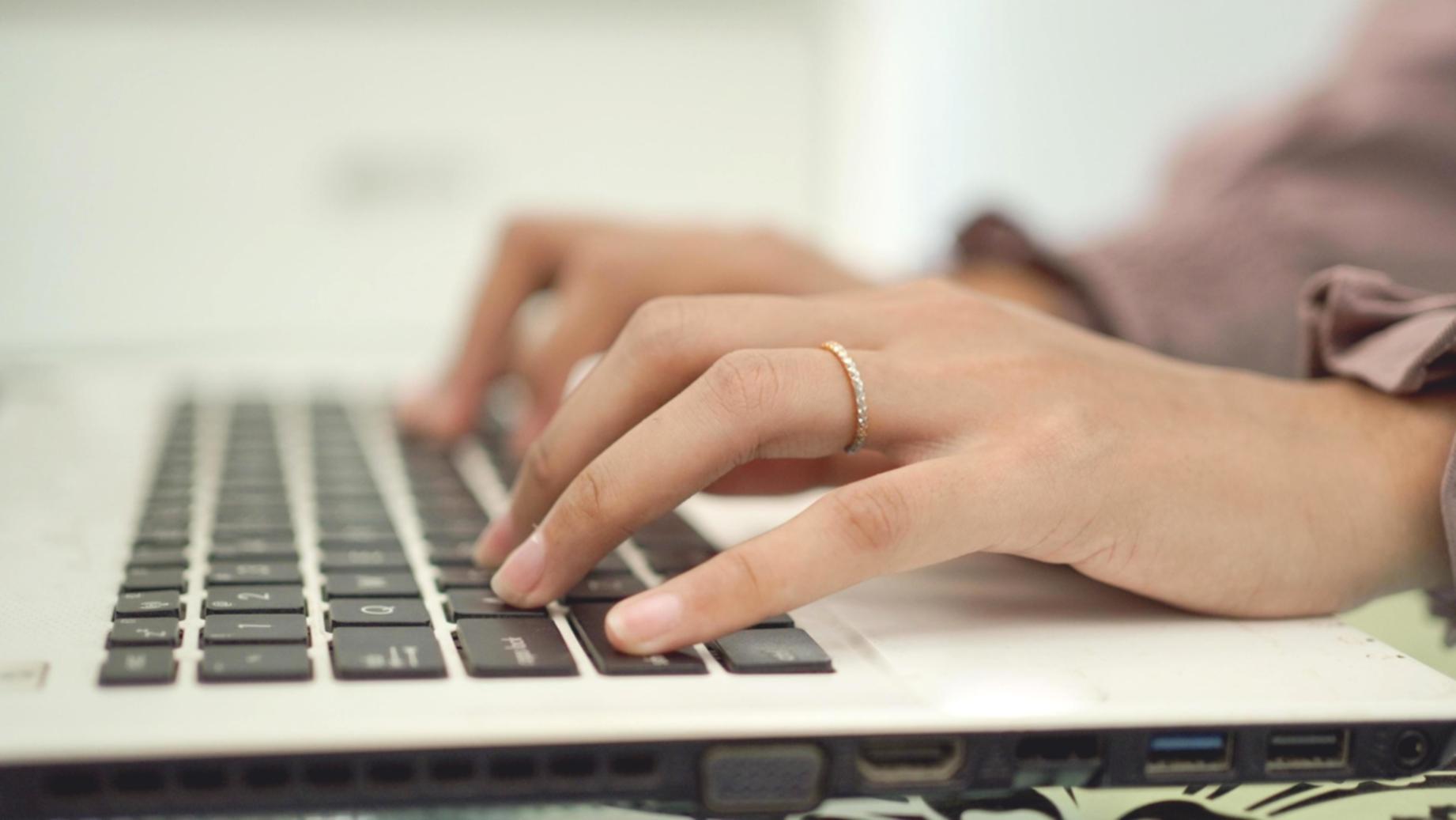 Estudiante trabajando con herramientas digitales de planificación financiera en su escritorio