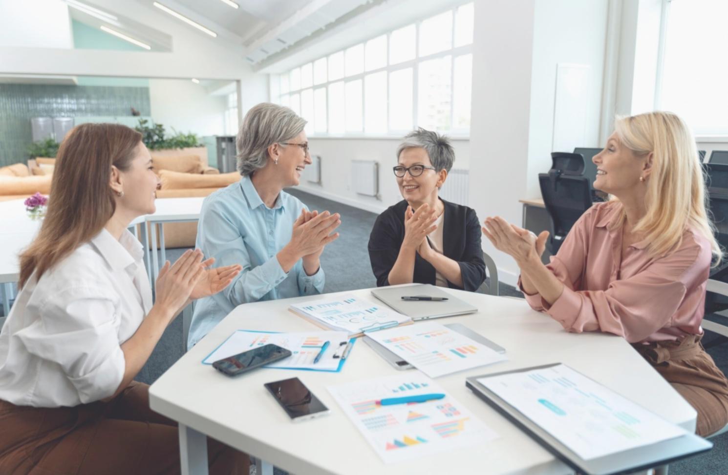 Persona trabajando en estrategias financieras personales con documentos y calculadora sobre un escritorio moderno